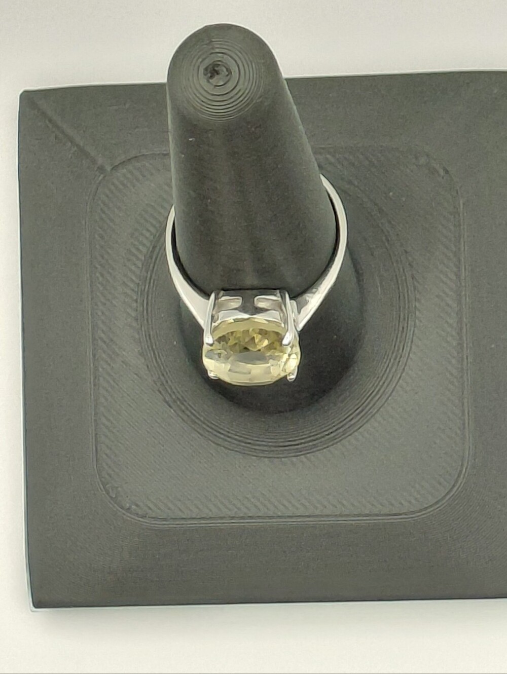 Sterling Silver and Pale Yellow Oval Citrine Ring. Size 8. Used. - Picture 8 of 11